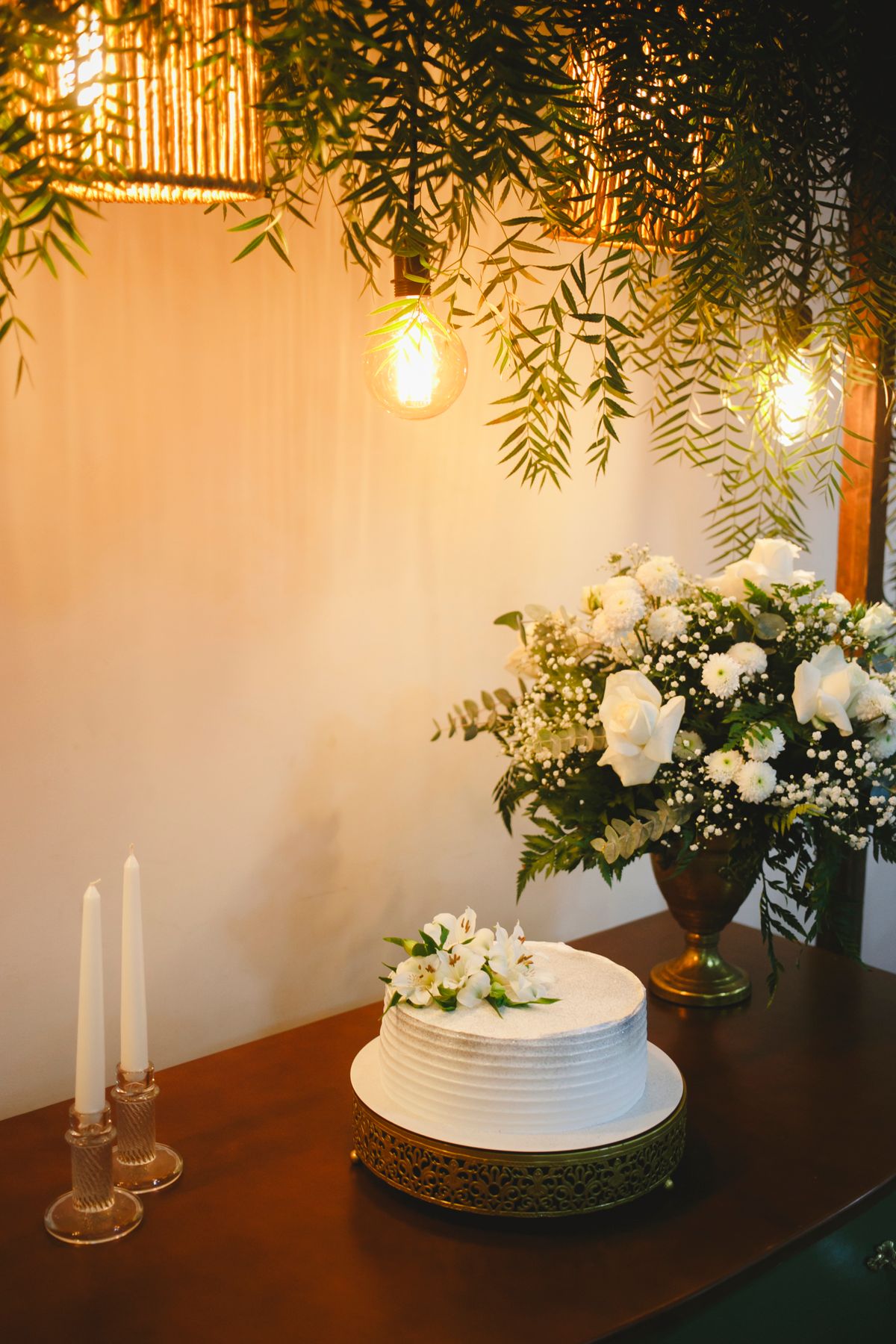 Editorial sample of an elegant wedding cake with floral decoration