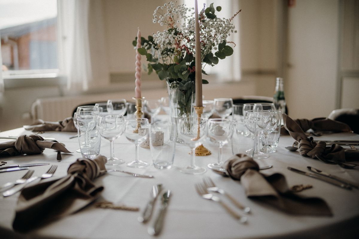 Editorial sample of an elegant wedding table with flowers and glassware